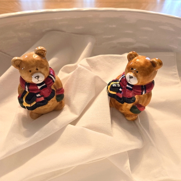 Vintage Christmas Teddy Bear Bearing Gifts Salt & Pepper Shakers - Picture 12 of 12